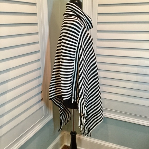 ✨One Left✨ Black & Cream Striped Fringe Poncho, OS - Picture 6 of 8